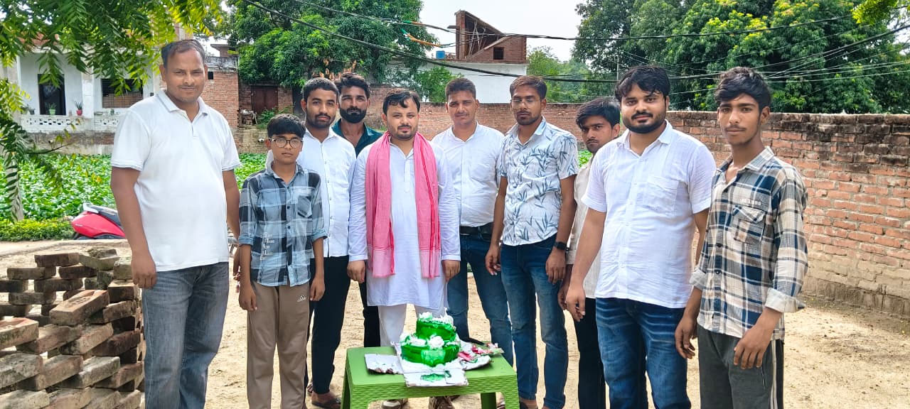 सपा नेता अब्दुल राफे ने साथियों संग मनाया अखिलेश यादव का जन्मदिन