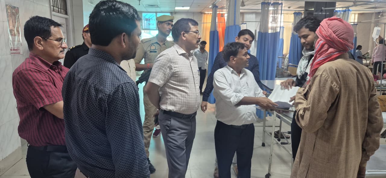 डीएम राजेश पाण्डेय का राजकीय मेडिकल कॉलेज में औचक निरीक्षण, मरीजों से पूछा हाल, पारदर्शिता बढ़ाने के दिए आदेश