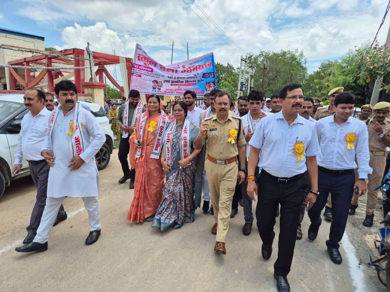 स्कूल चलो अभियान को मिला नया उत्साह, डीएम-एसपी ने रैली को दिखाई हरी झंडी