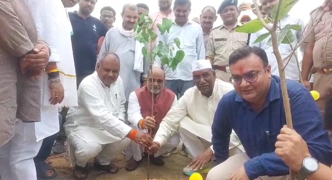 एक पेड़ मां के नाम अभियान के तहत वृक्षारोपण जन जन की भागीदारी, हरित आवरण की तैयारी’ के संकल्प के साथ पौधरोपण अभियान का हुआ शुभारम्भ