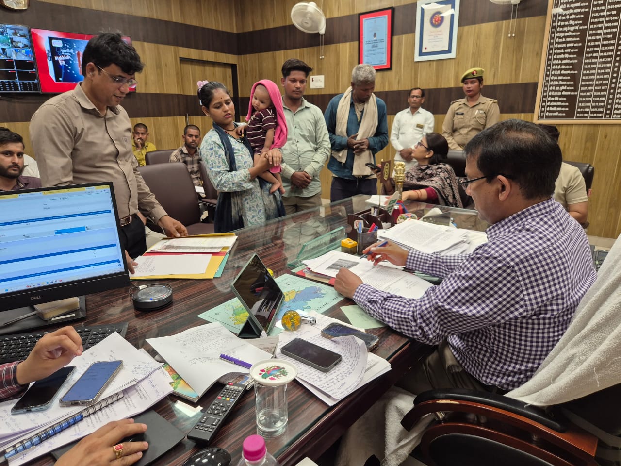 जिलाधिकारी राजेश कुमार पाण्डेय ने जनसुनवाई में सुनीं फरियादियों की समस्याएं