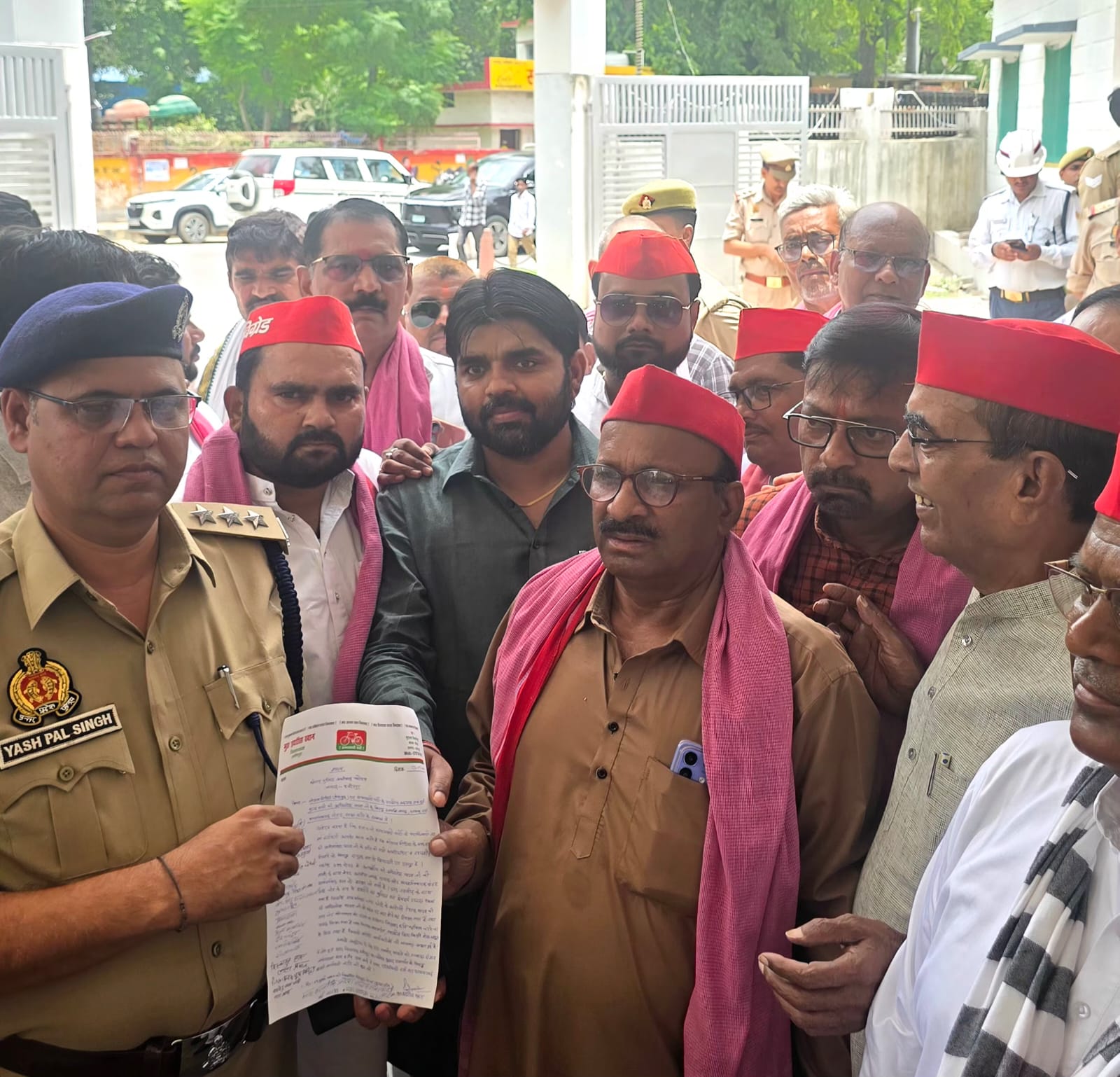 सपाइयों ने विधायक के खिलाफ खोला मोर्चाफेसबुक पोस्ट की जांच और साक्ष्य देने की मांग कर एसपी को सौंपा ज्ञापन