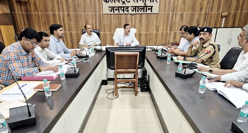 जिलाधिकारी ने 1 करोड़ से अधिक की विकास परियोजनाओं की की समीक्षा