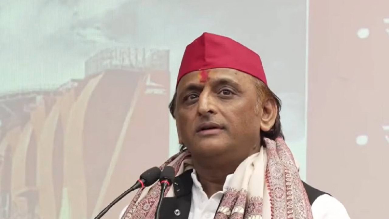 कई लोगों ने थामा सपा का दामन, अखिलेश यादव ने दिलाई सदस्यता
