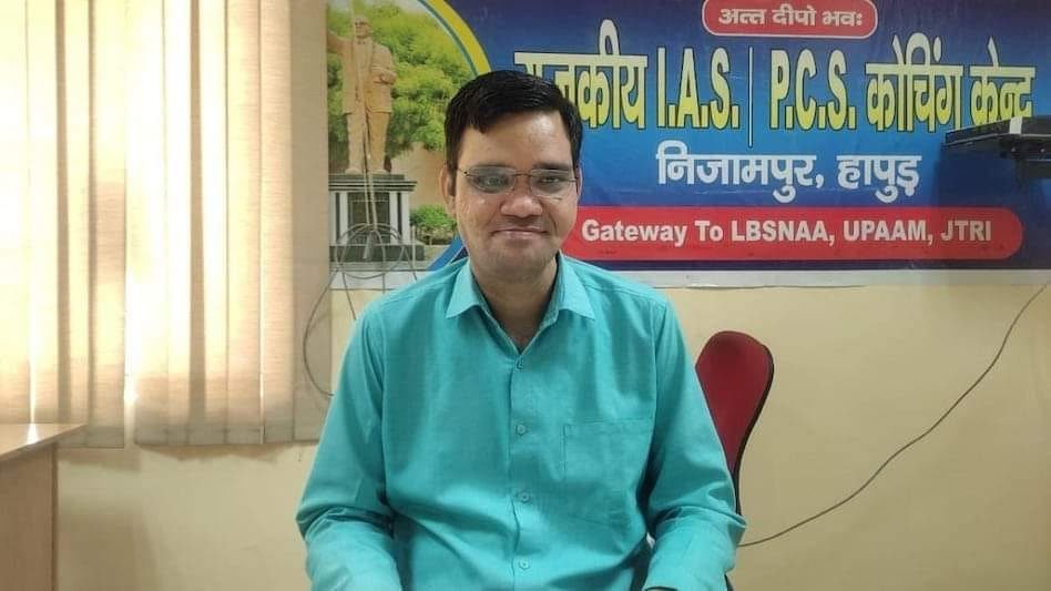 स्पेशल स्टोरी: यूपी का एक विचित्र आईएएस जो सरकार के लिए विपक्ष से भी ज्यादा घातक हो रहा