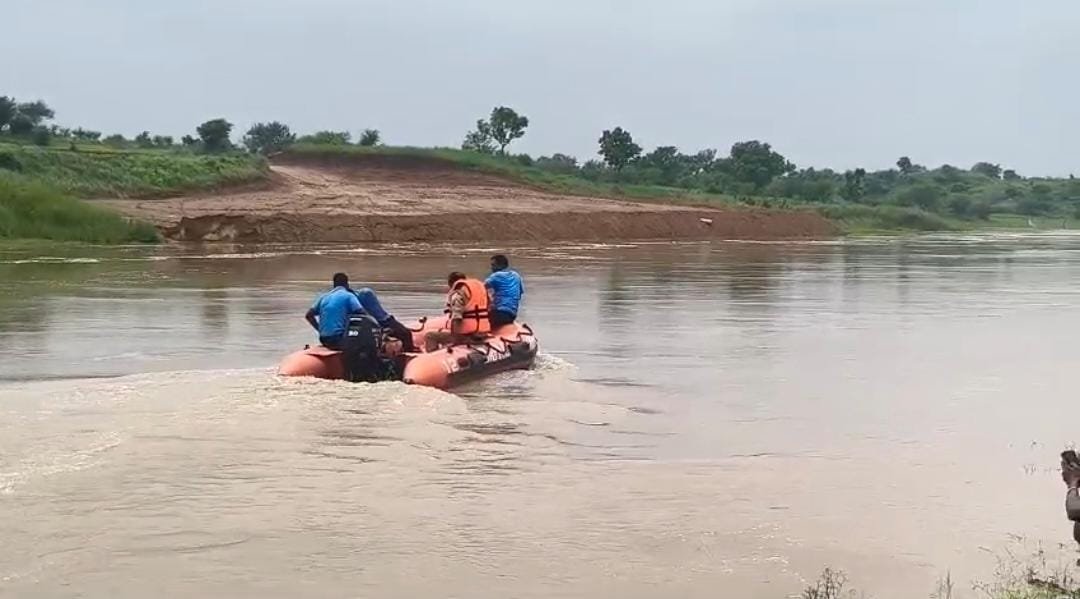 भैंस चराने गया पशुपालक चंद्रावल नदी में डूबा24 घंटे बीत जाने के बाद भी चंद्रावल नदी में डूबा पशुपालक नहीं मिला