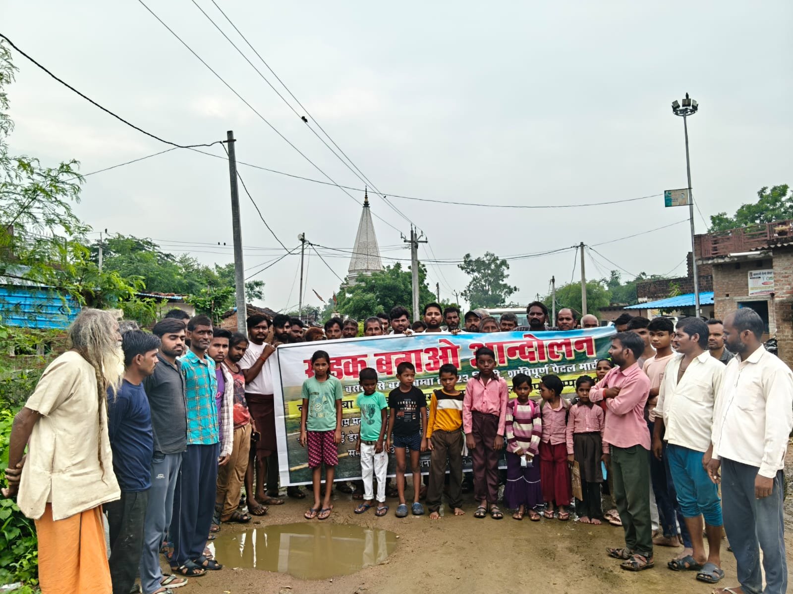 जालौन: बरही बम्बा से बसरेही तक 23 KM सड़क बदहाल, ग्रामीणों ने किया ‘सड़क बनाओ आंदोलन’ का ऐलान,चेतावनी – अब नही बनी तो होगा चक्काजाम