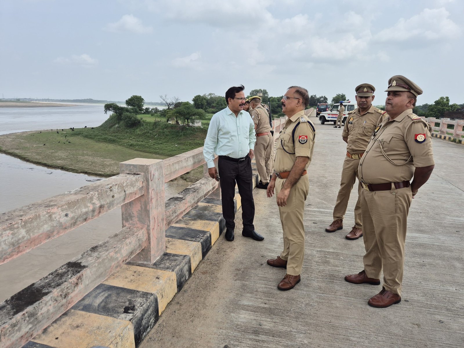 पचनदा में डीएम और एसपी ने किया बाढ़ पूर्व तैयारियों का निरीक्षण, बोले – जलस्तर सामान्य से नीचे, स्थिति पूरी तरह नियंत्रण में