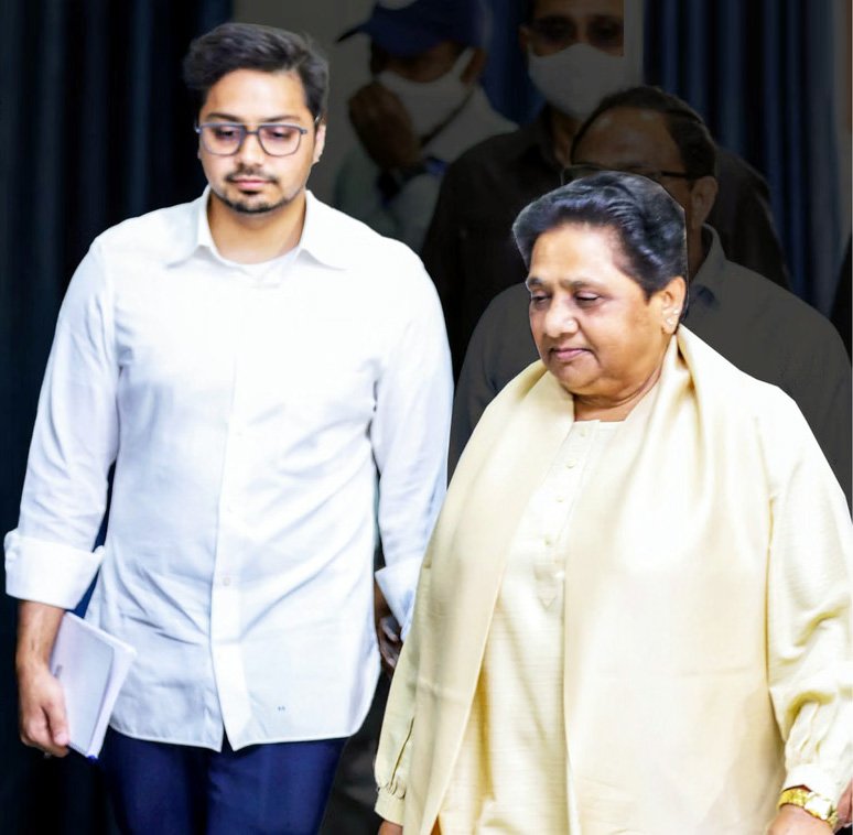 मायावती ने आकाश आनंद पर गिराई गाज