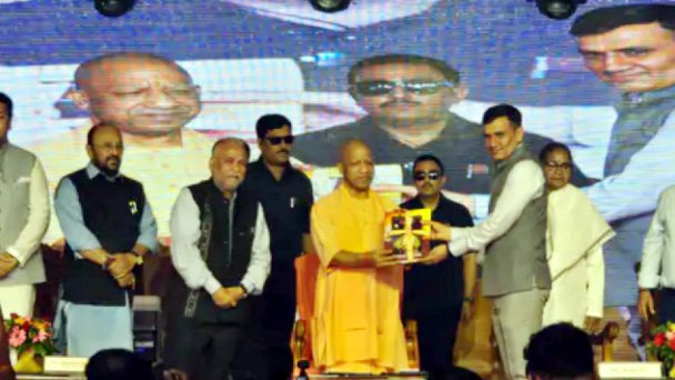 लखनऊ विश्वविद्यालय में पुस्तक महोत्सव, सीएम योगी छात्रों से बोले- पाठ्यक्रम के साथ अच्छी किताबें खरीदें