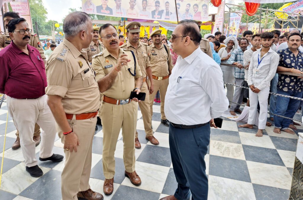 बुढ़वा मंगल पर मंदिरों में उमड़ी श्रद्धालुओं की भीड़