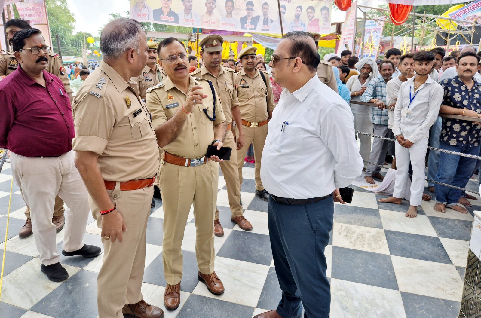 बुढ़वा मंगल पर मंदिरों में उमड़ी श्रद्धालुओं की भीड़