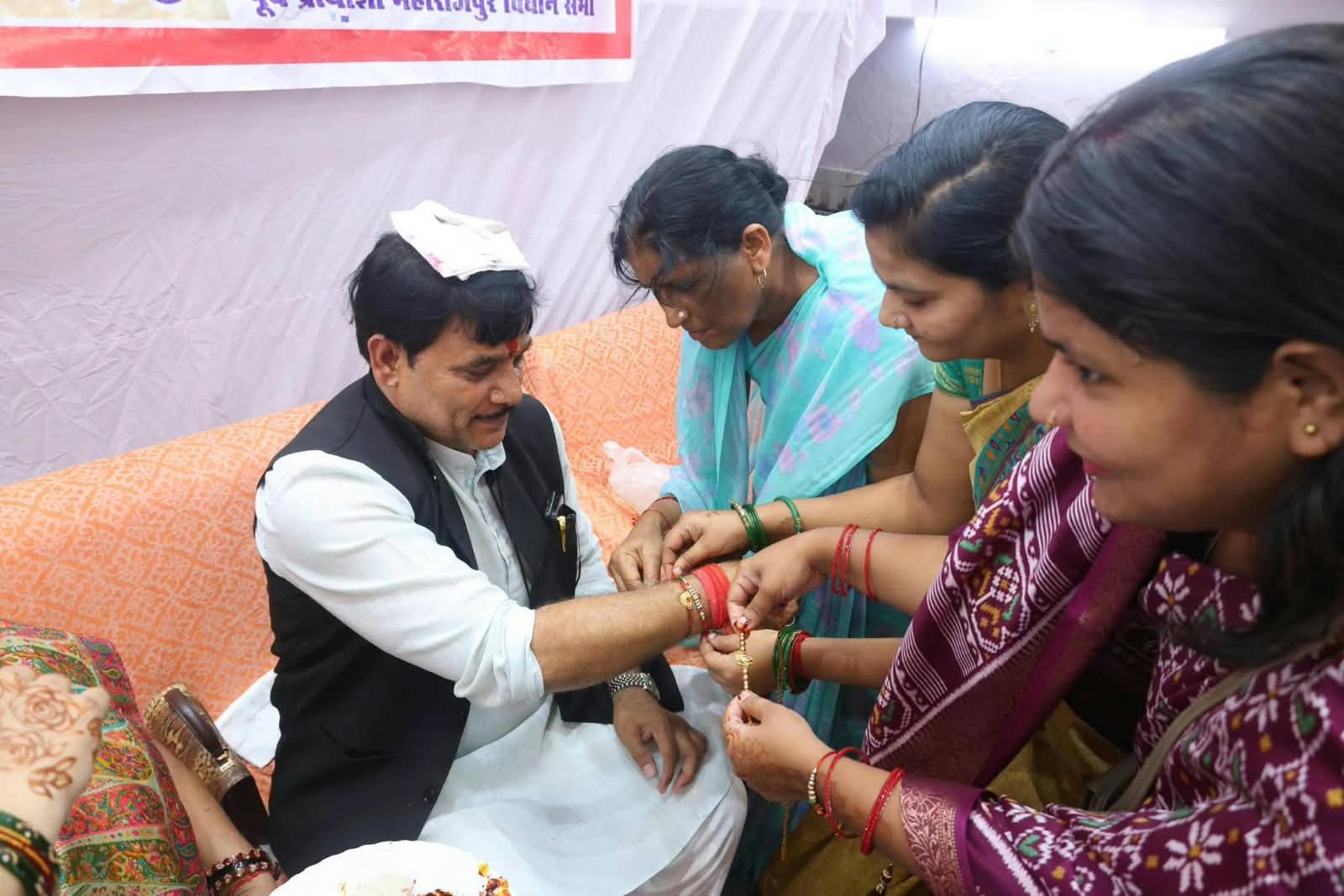 “प्यारी बहना” कार्यक्रम में उमड़ा बहनों का स्नेह, मनोज शुक्ला को सैकड़ों बहनों ने बाँधी राखी