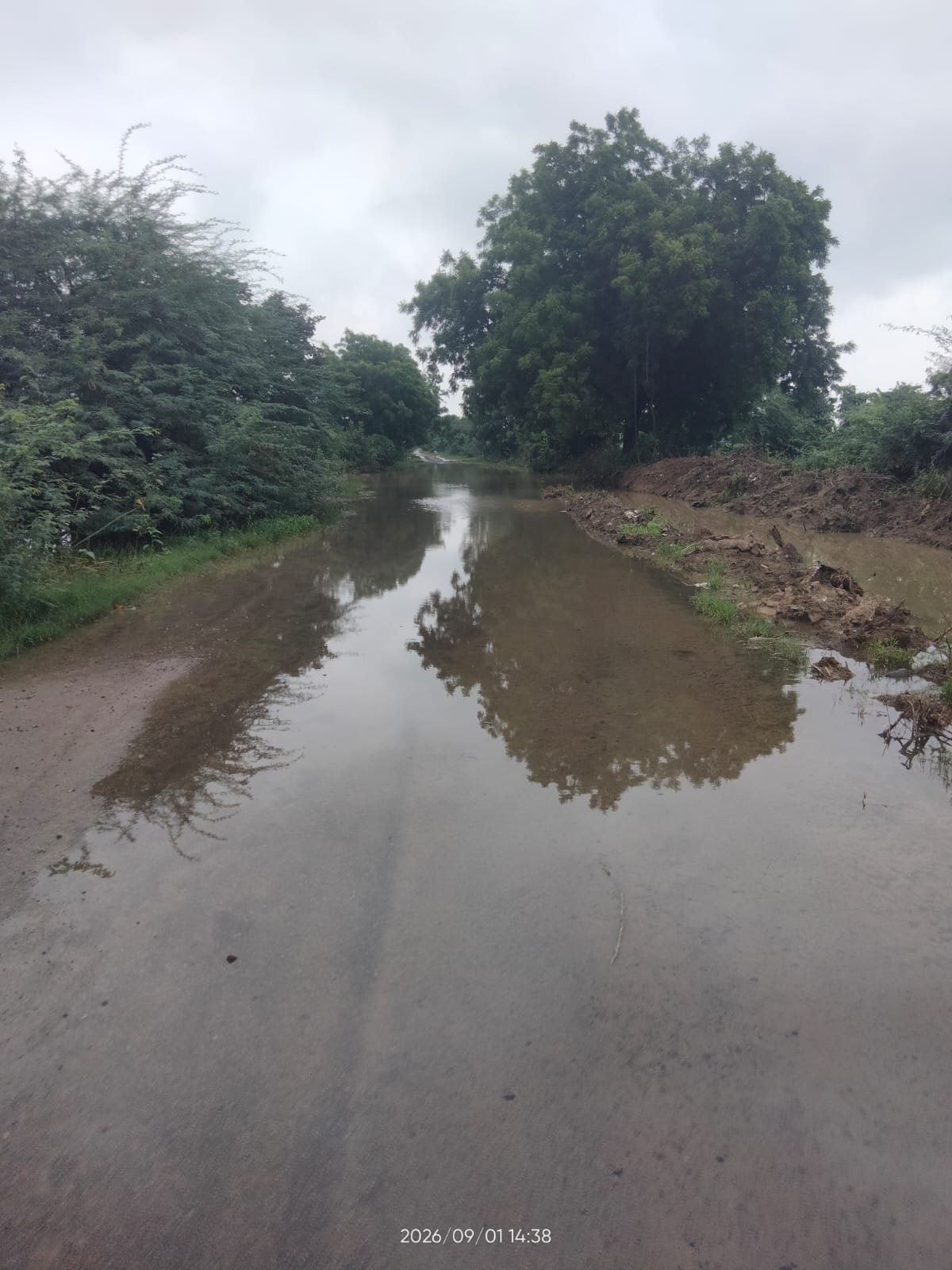 300 मीटर खराब सड़क पर भरा पानी, 13 KM का चक्कर काटने को मजबूर ग्रामीण