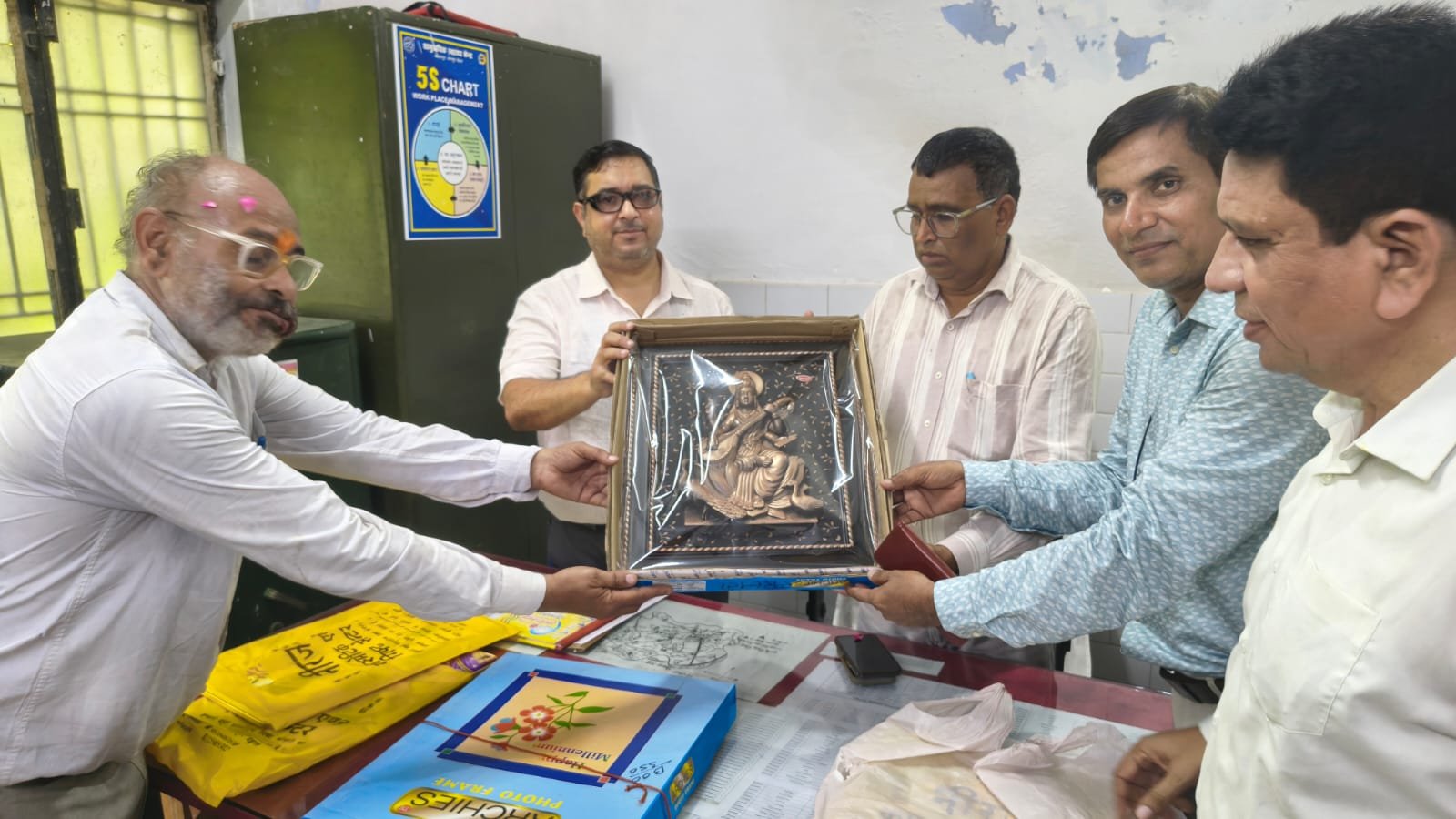 कानपुर देहात में जनकल्याण सेवा समिति की मिसाल: अकबरपुर सामुदायिक स्वास्थ्य केंद्र में 150 माताओं को बेबी सेफ्टी किट, “एक पेड़ माँ के नाम” के तहत फलदार पौधे बांटे