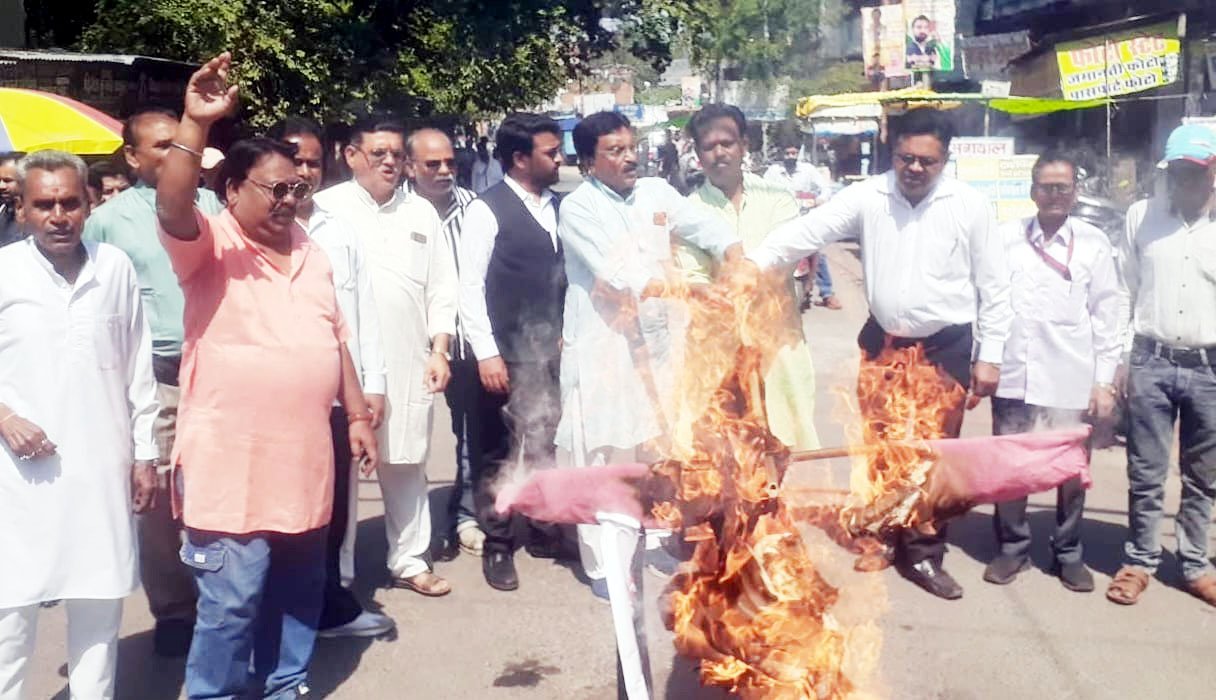 बुंदेलखंड राज्य का समर्थन नहीं करने पर अखण्ड बुंदेलखंड के 9 सांसदों का सामूहिक पुतला फूका गया
