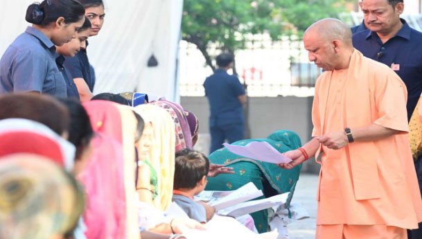 जनता दर्शन में सीएम योगी ने सुनीं 200 लोगों की समस्याएं