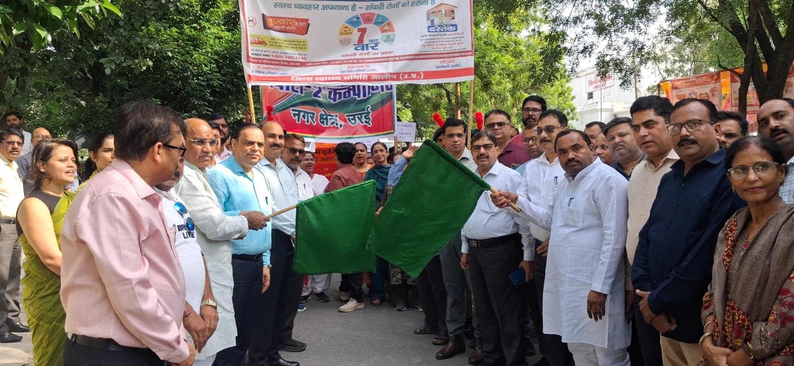 हरी झंडी दिखाकर DM ने किया आगाज
