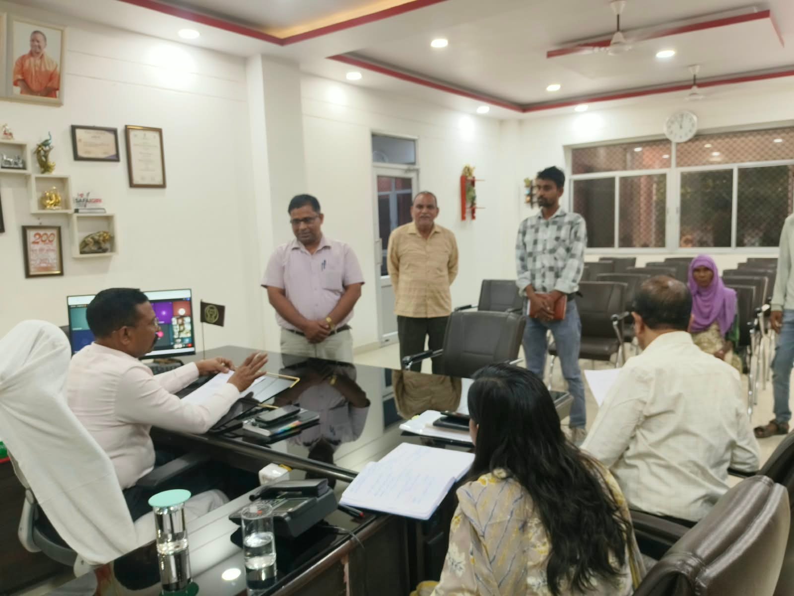 विधायक ने की महोबा में सरकारी कर्मचारियो से मार पीट, विभागीय अधिकारियों ने सौंपा जिलाधिकारी को ज्ञापन।