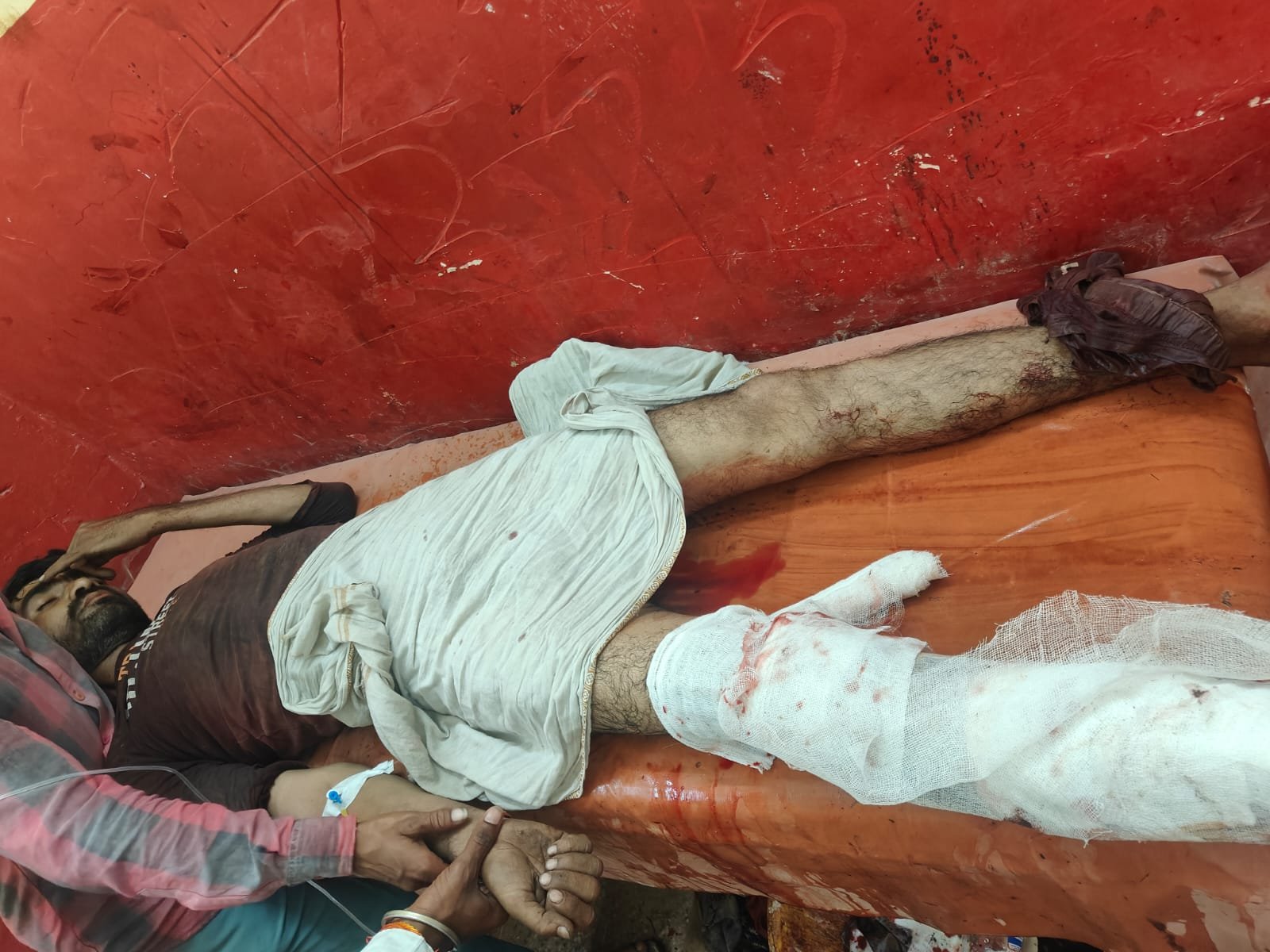 ट्रैक्टर की चपेट में आकर युवक घायल